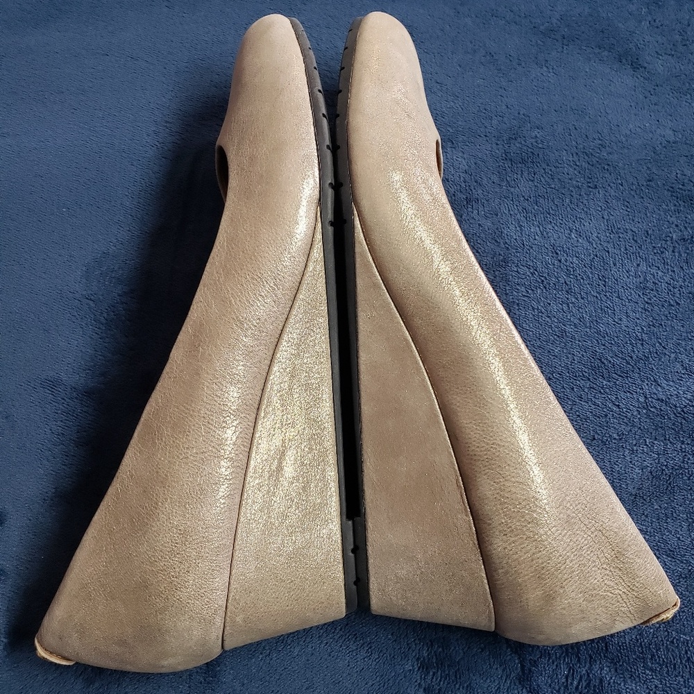 Beautiful Size 10 Clarks soft gold wedge heels